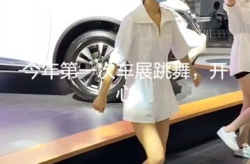 提完车跳舞的小姐姐照片,小姐姐提车后翩翩起舞，幸福瞬间定格